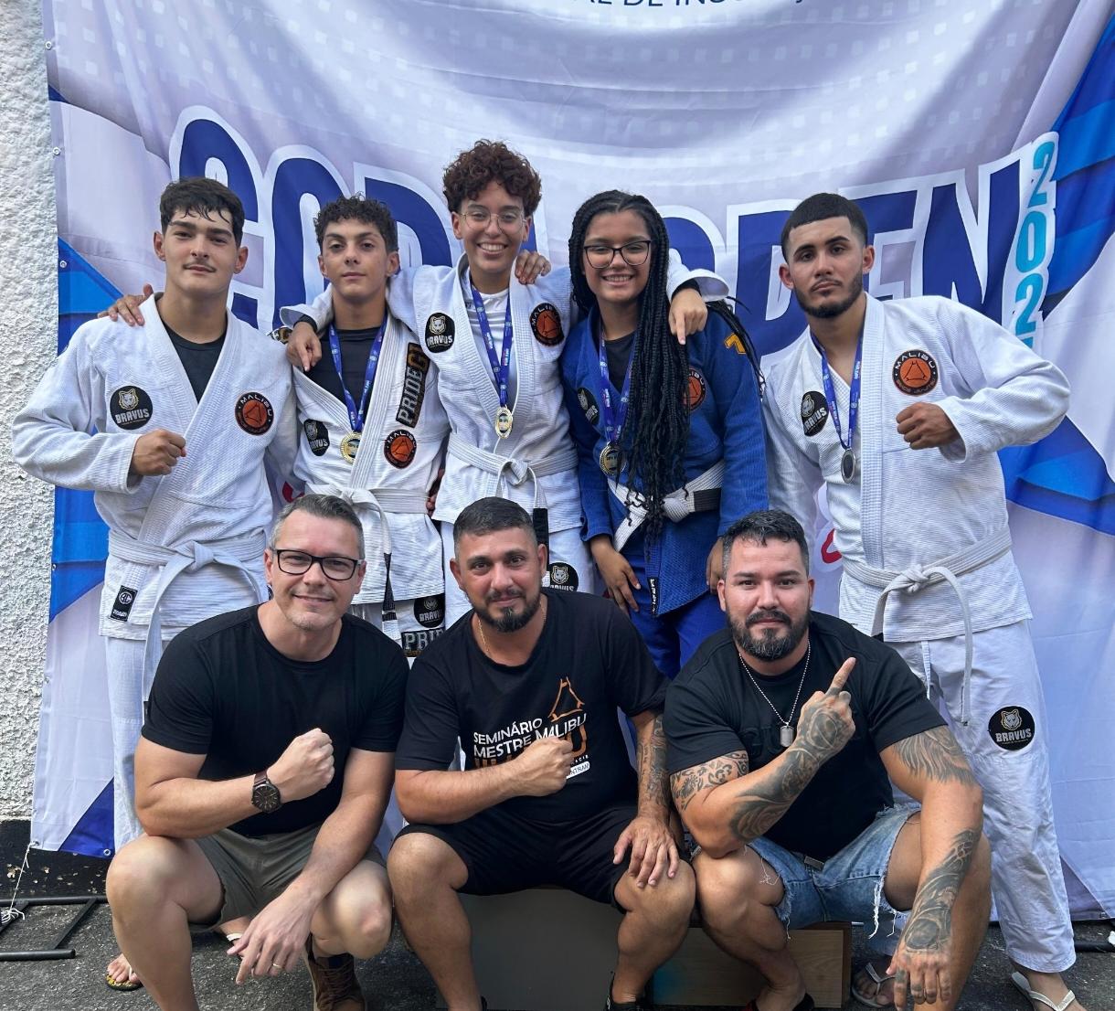 Equipe Bravus reunida com medalhas na Copa Open de Jiu-Jitsu