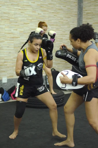 Treino de Muay Thai entre alunas na Bravus