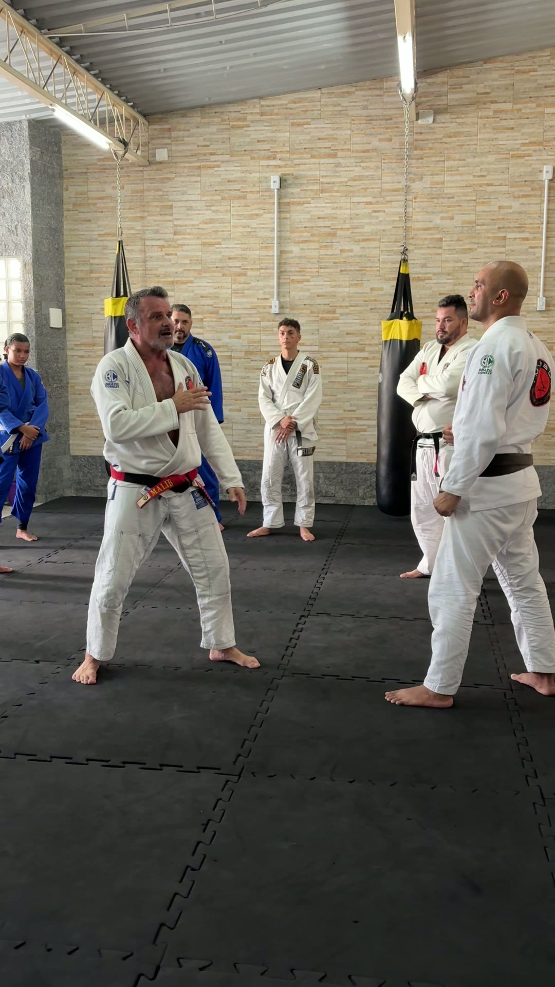 Aula de Jiu-Jitsu com mestre e alunos na Bravus