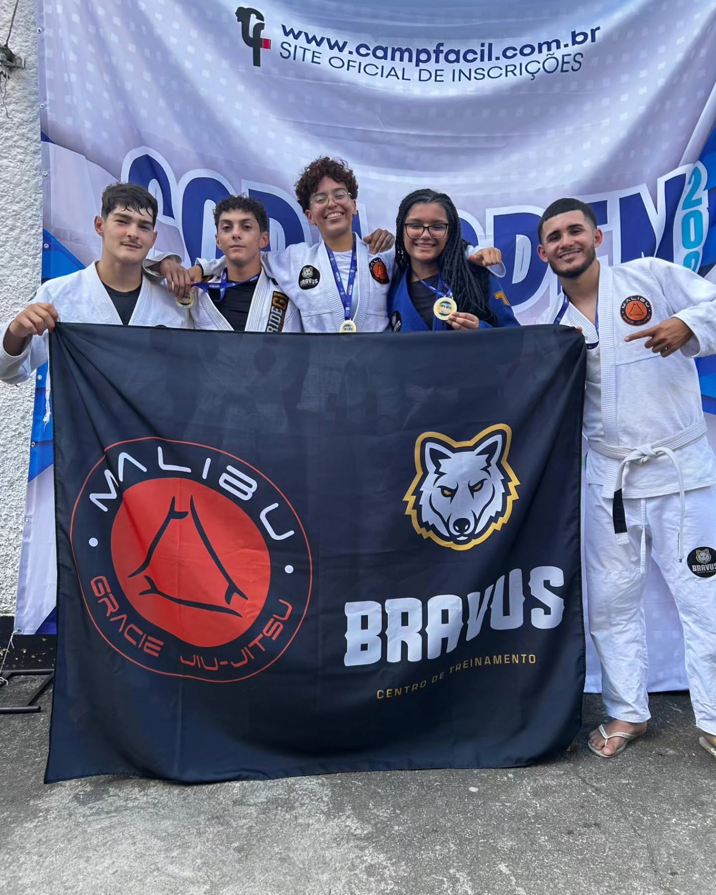 Equipe Bravus no pódio com medalhas
